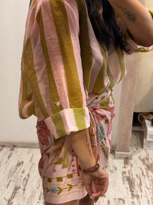 Camicia rosa a righe verdi e gialle, maniche ampie con laccetti e cintura annodata