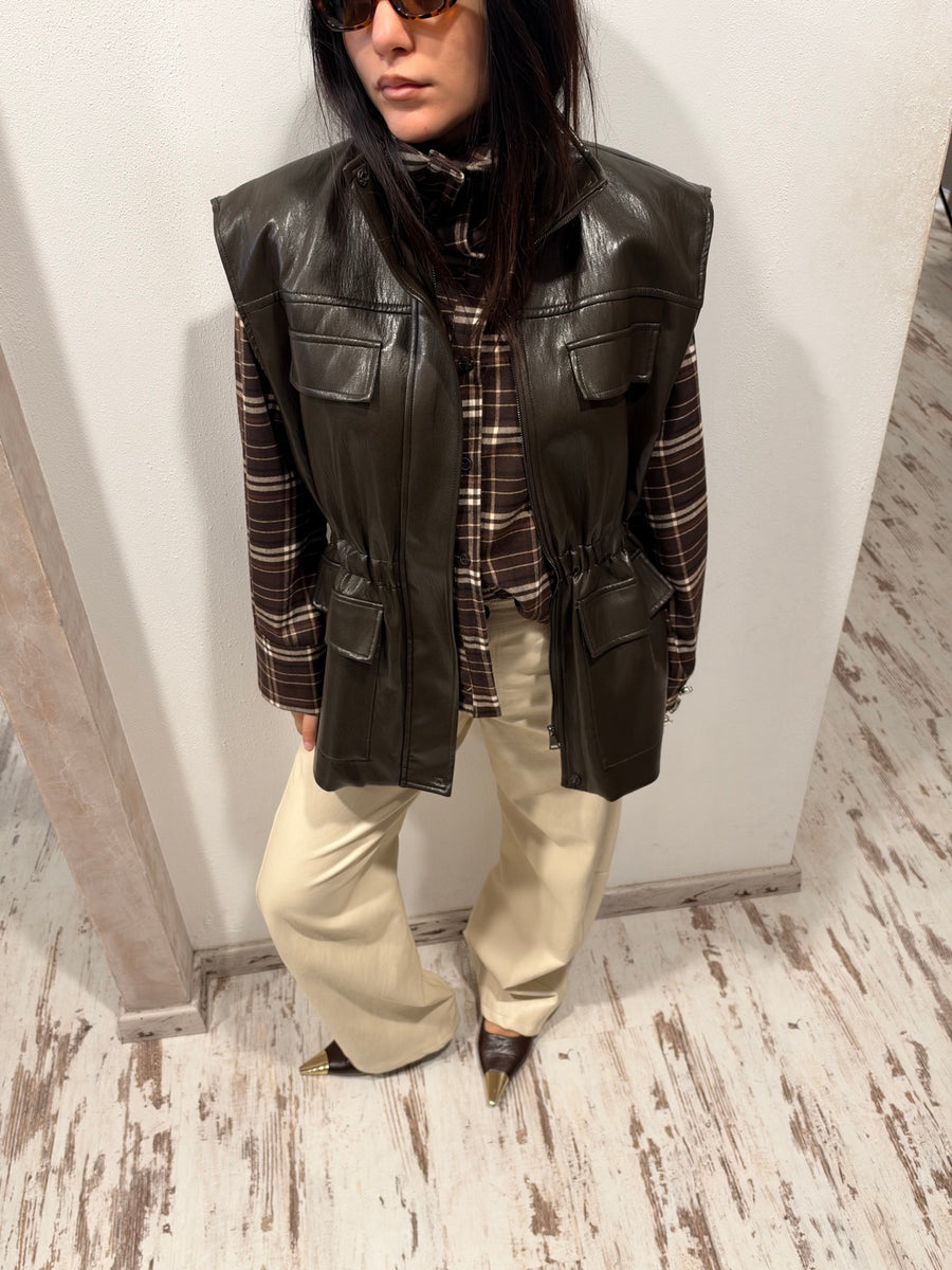 Gilet HaveOne in ecopelle scura, con collo alto, tasche con patta e coulisse in vita