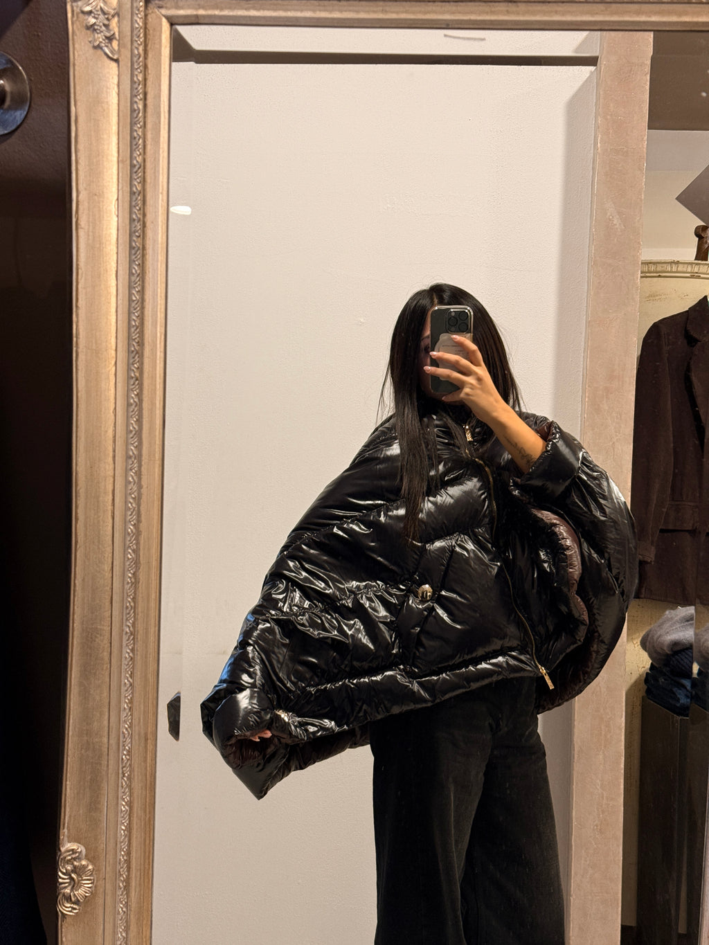 Piumino nero da donna VICOLO con maniche a pipistrello