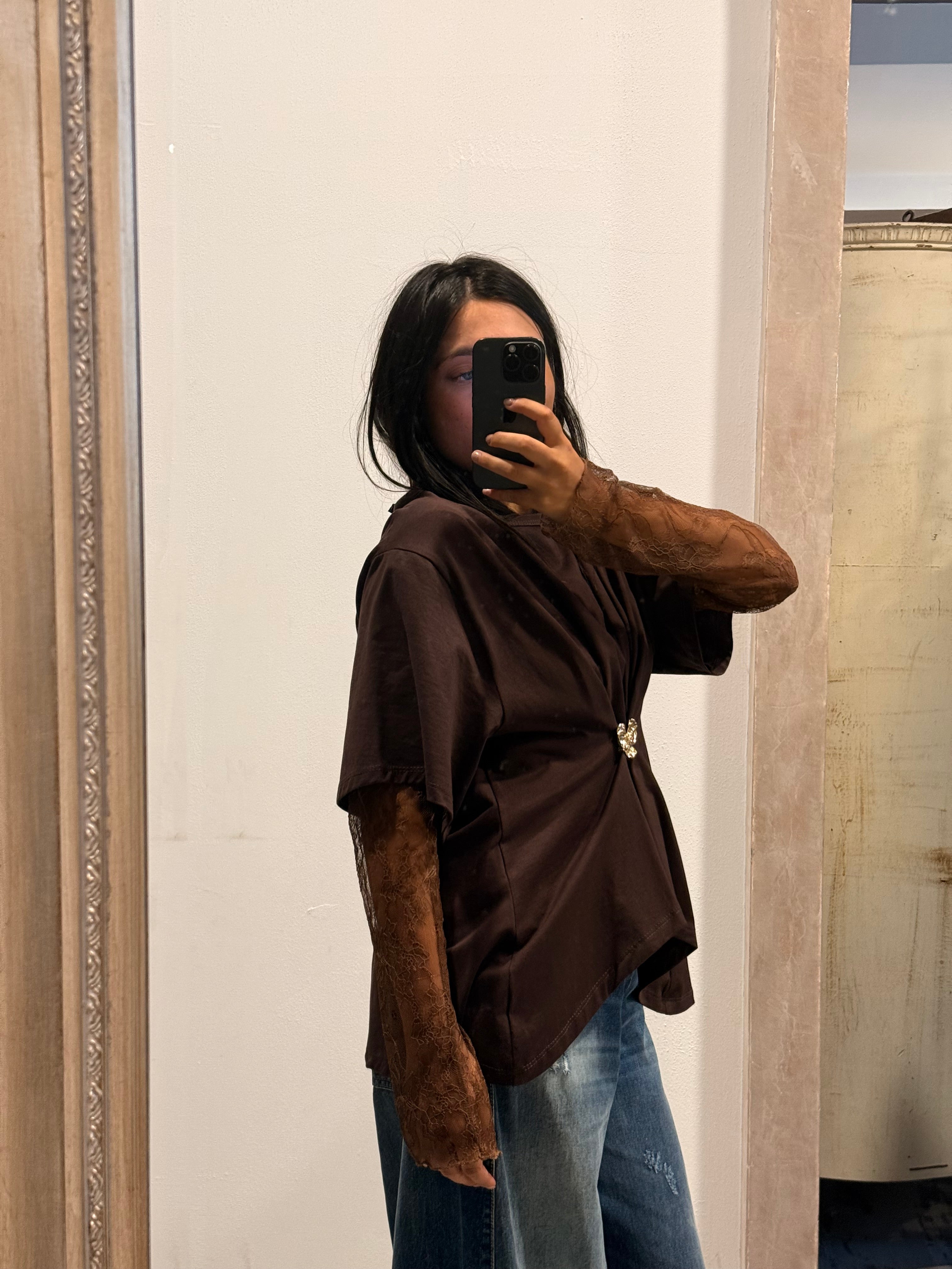 T-shirt moro con manicotti in pizzo e spilla HaveOne