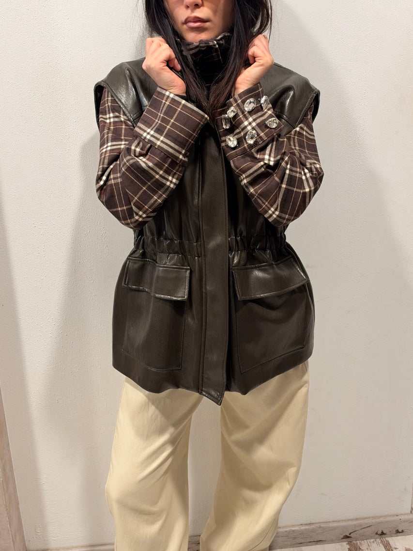 Gilet HaveOne in ecopelle scura, con chiusura frontale, tasche con patta e vita arricciata