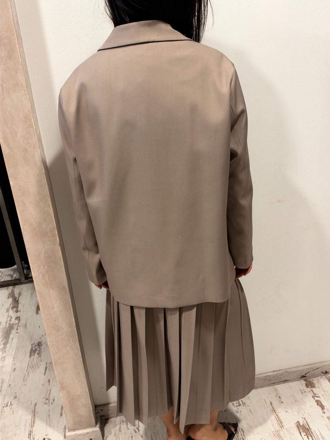 Blazer monopetto color tortora, visto da dietro con taglio dritto e maniche lunghe
