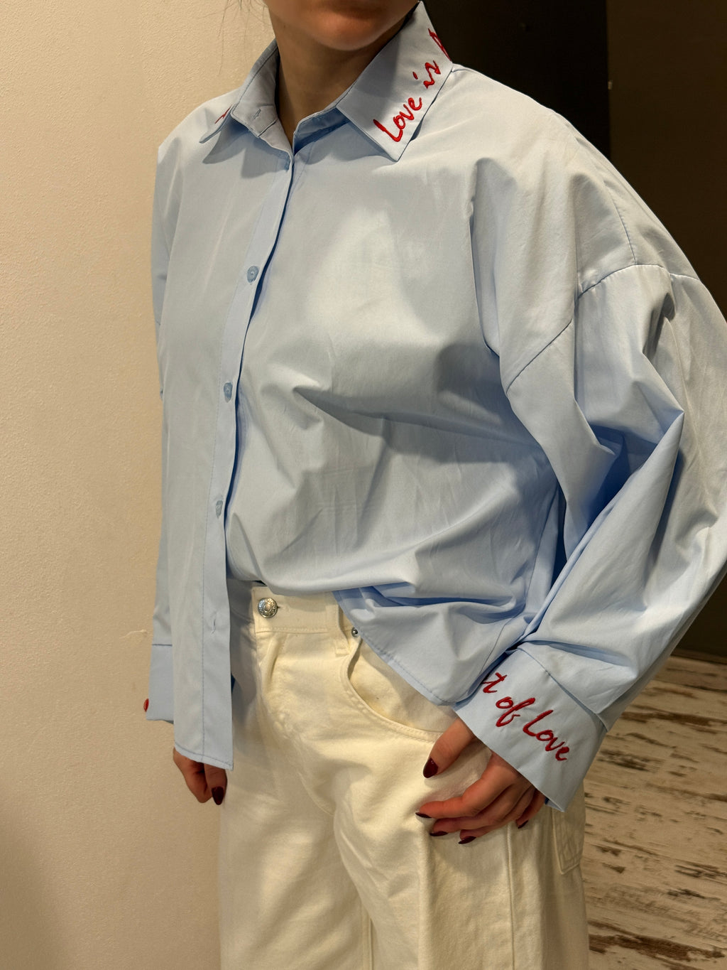 Camicia HaveOne con ricami rossi