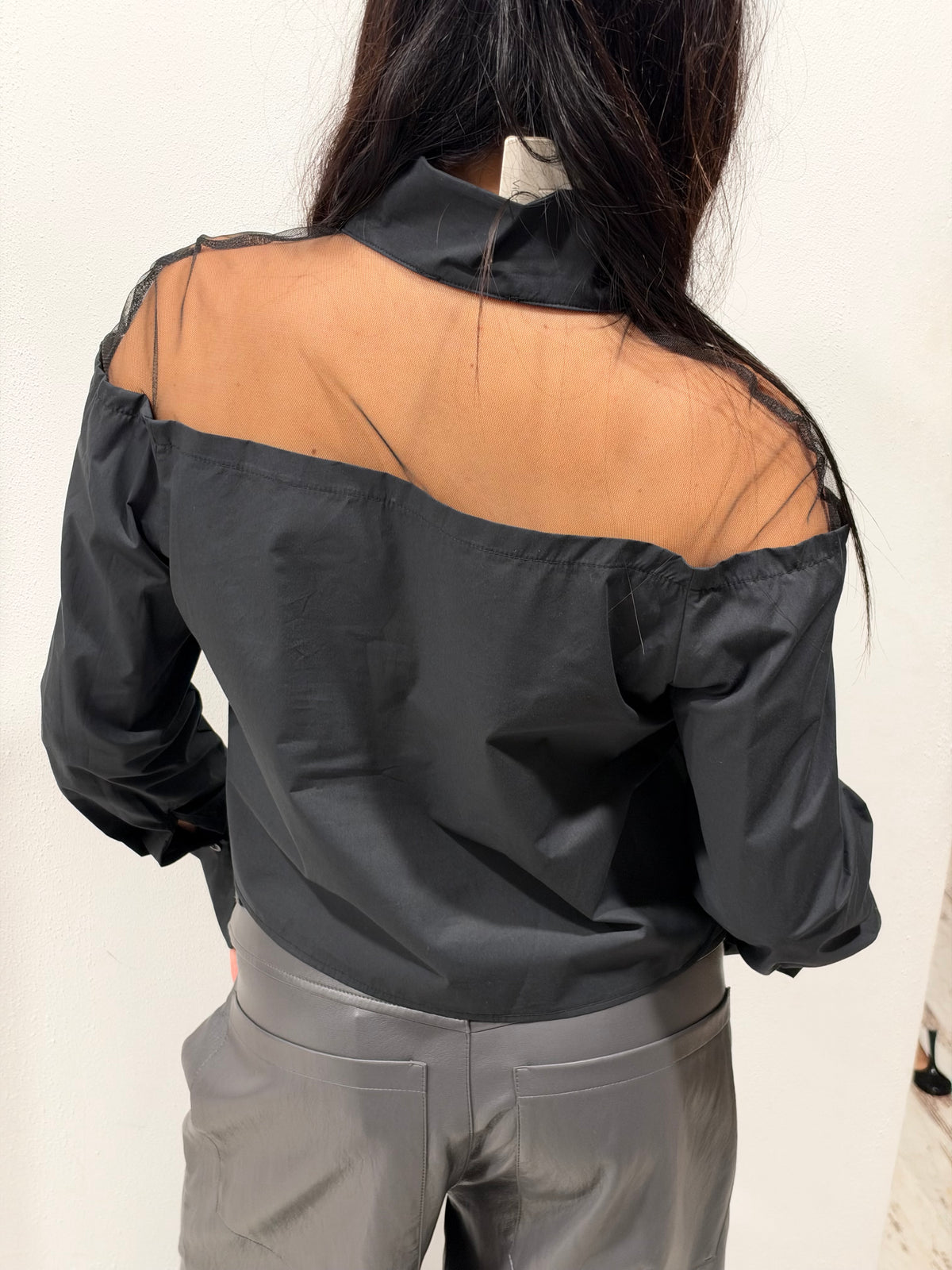 Camicia mezzo-collo con inserto velato – nero Vicolo