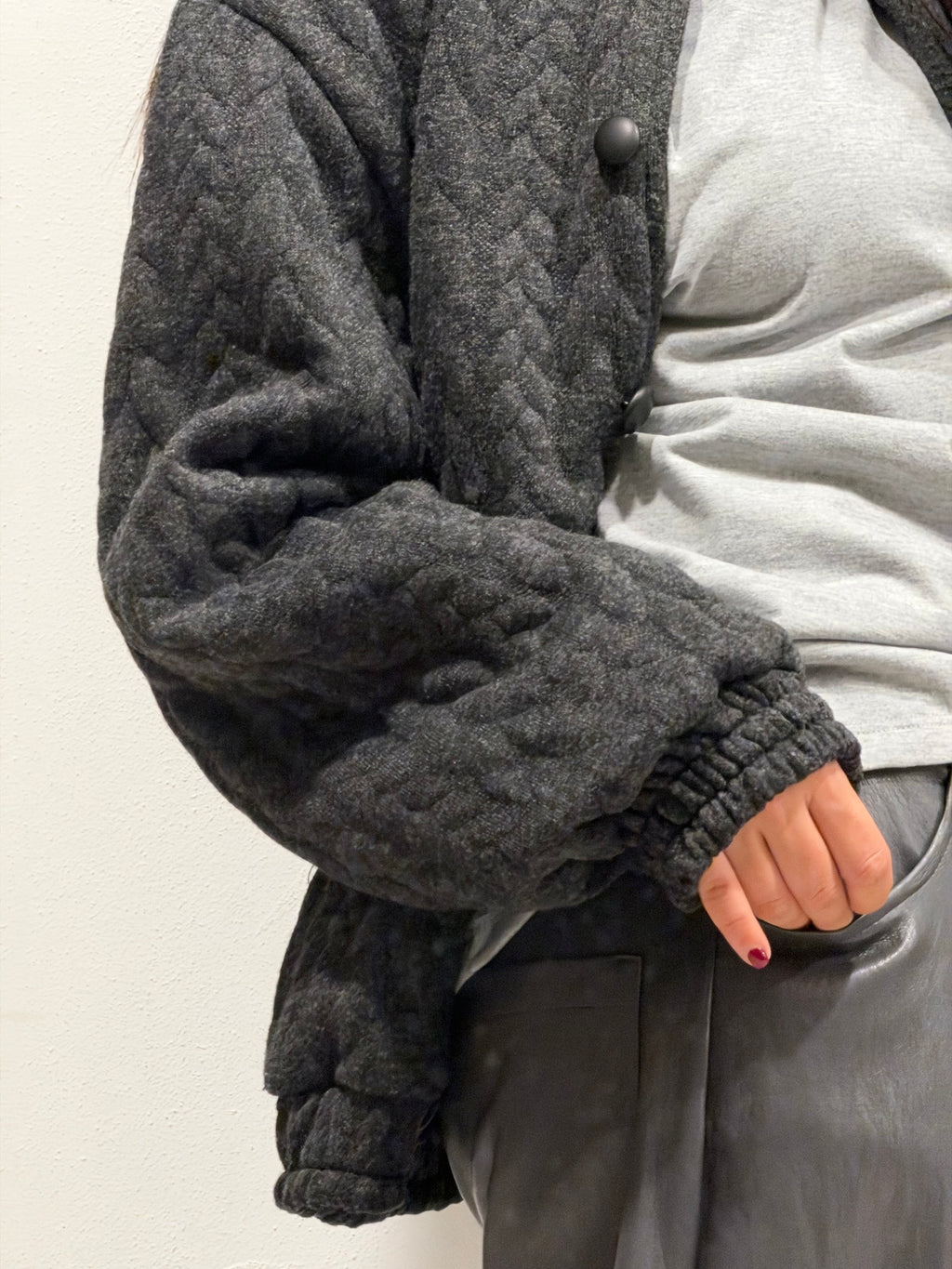 Bomber in lana antracite con bottoni e maniche voluminose, tessuto goffrato
