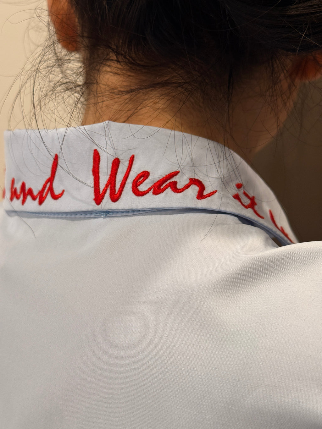Camicia HaveOne con ricami rossi
