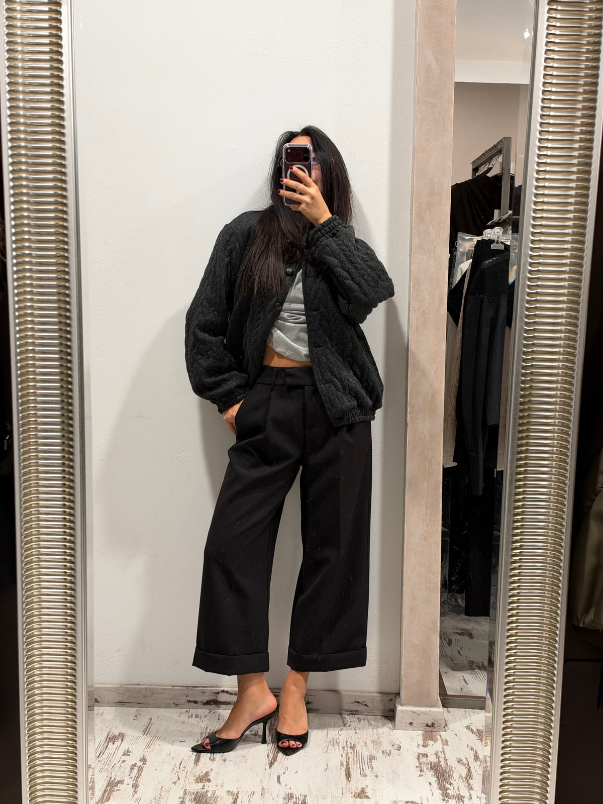 Pantaloni neri a gamba ampia con vita alta e cintura