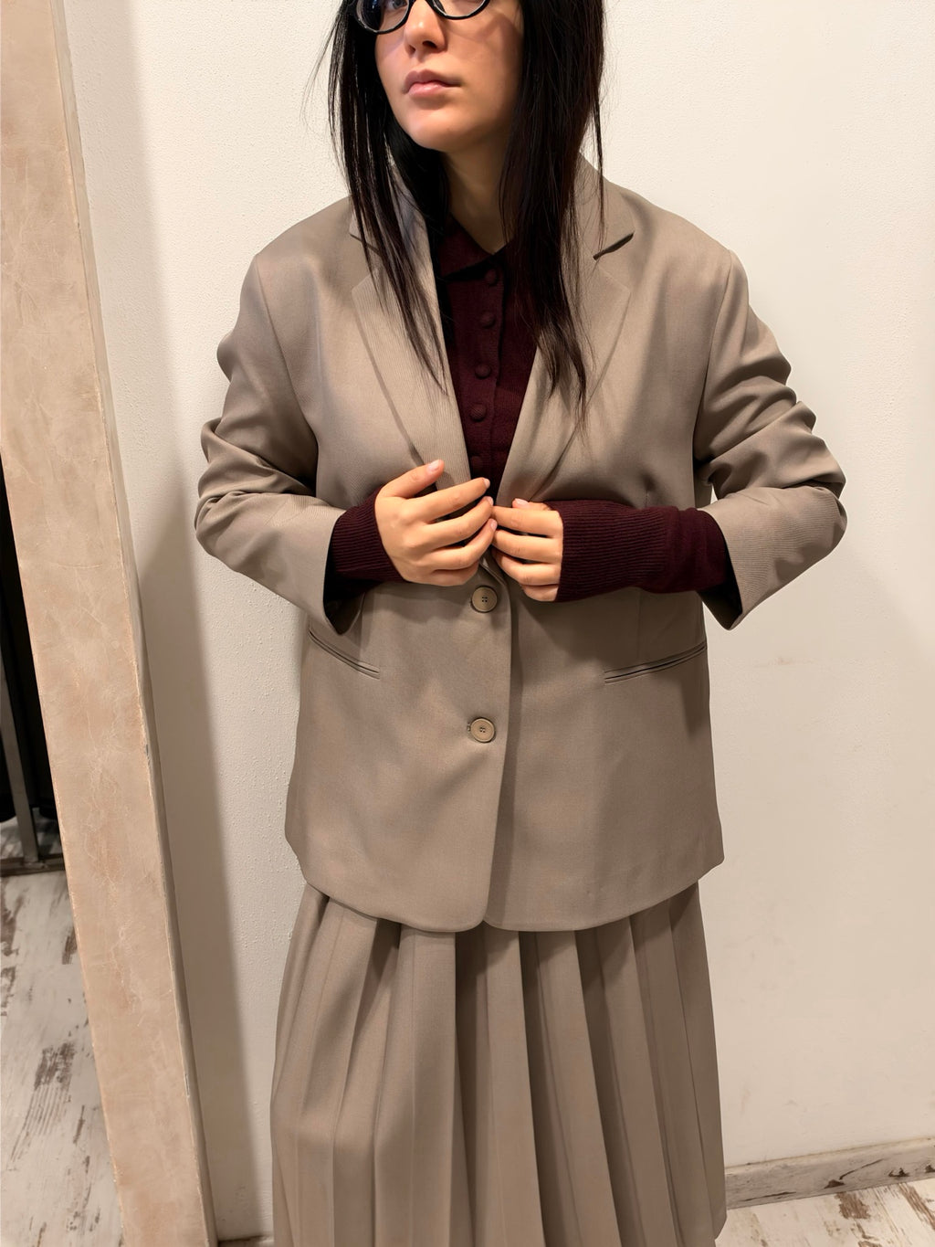 Blazer monopetto tortora abbottonato, con revers classici e maniche lunghe