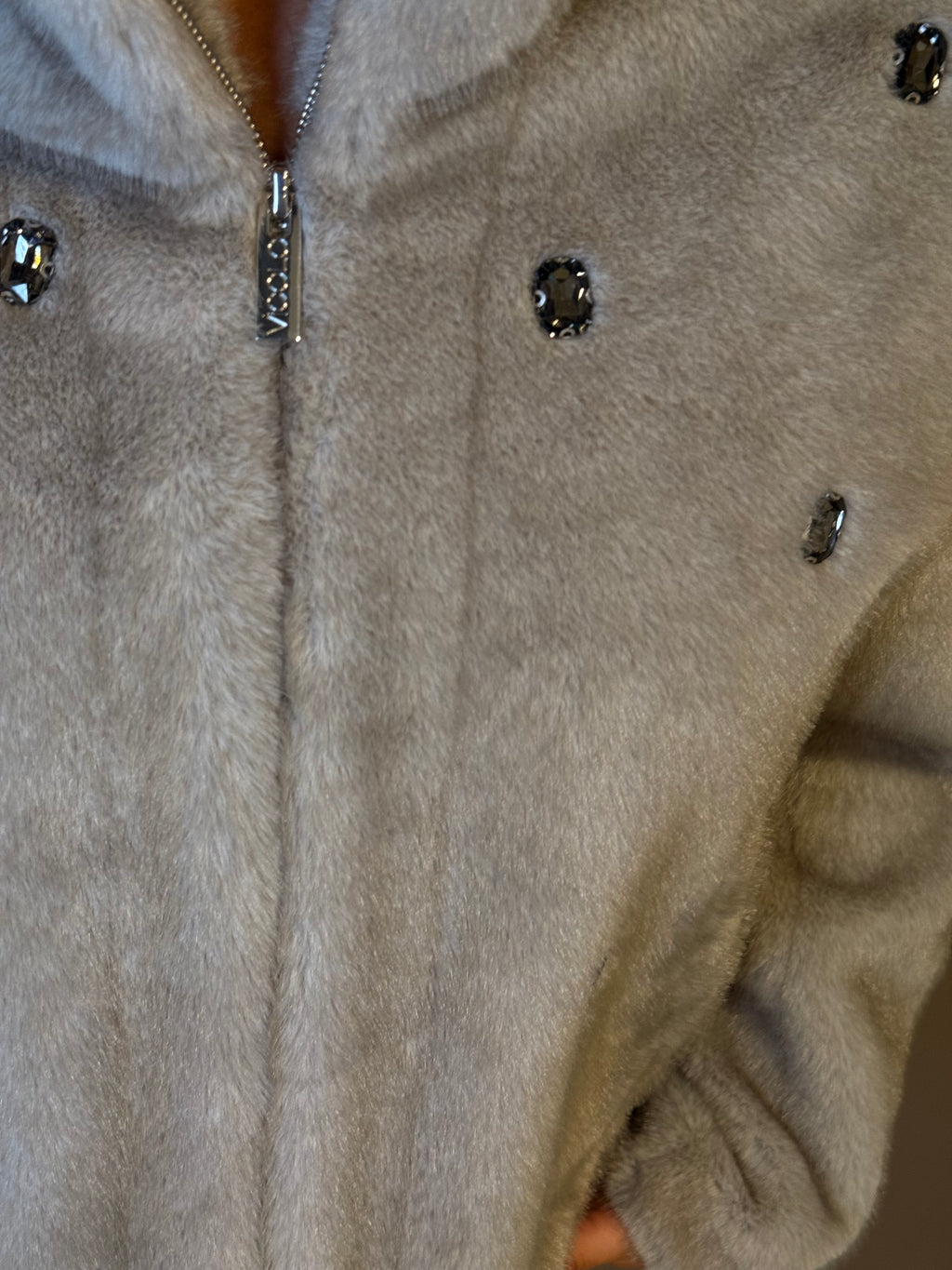 Eco pelliccia VICOLO con cabochon