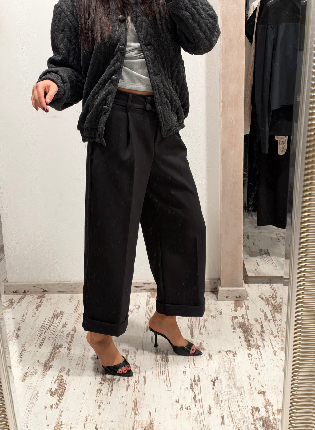 Pantaloni neri dritti a vita alta con chiusura frontale