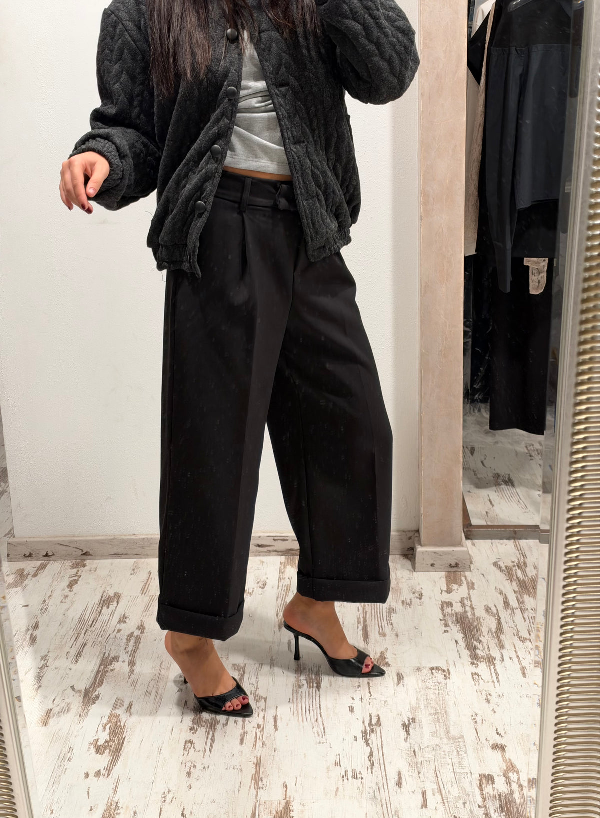 Pantaloni neri dritti a vita alta con chiusura frontale