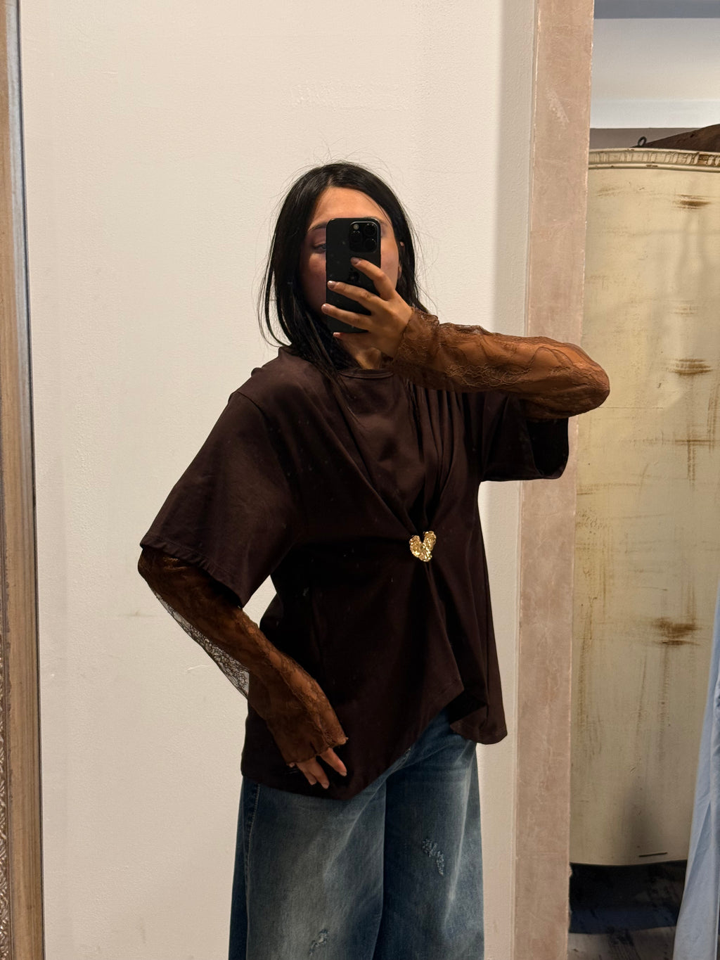 T-shirt moro con manicotti in pizzo e spilla HaveOne