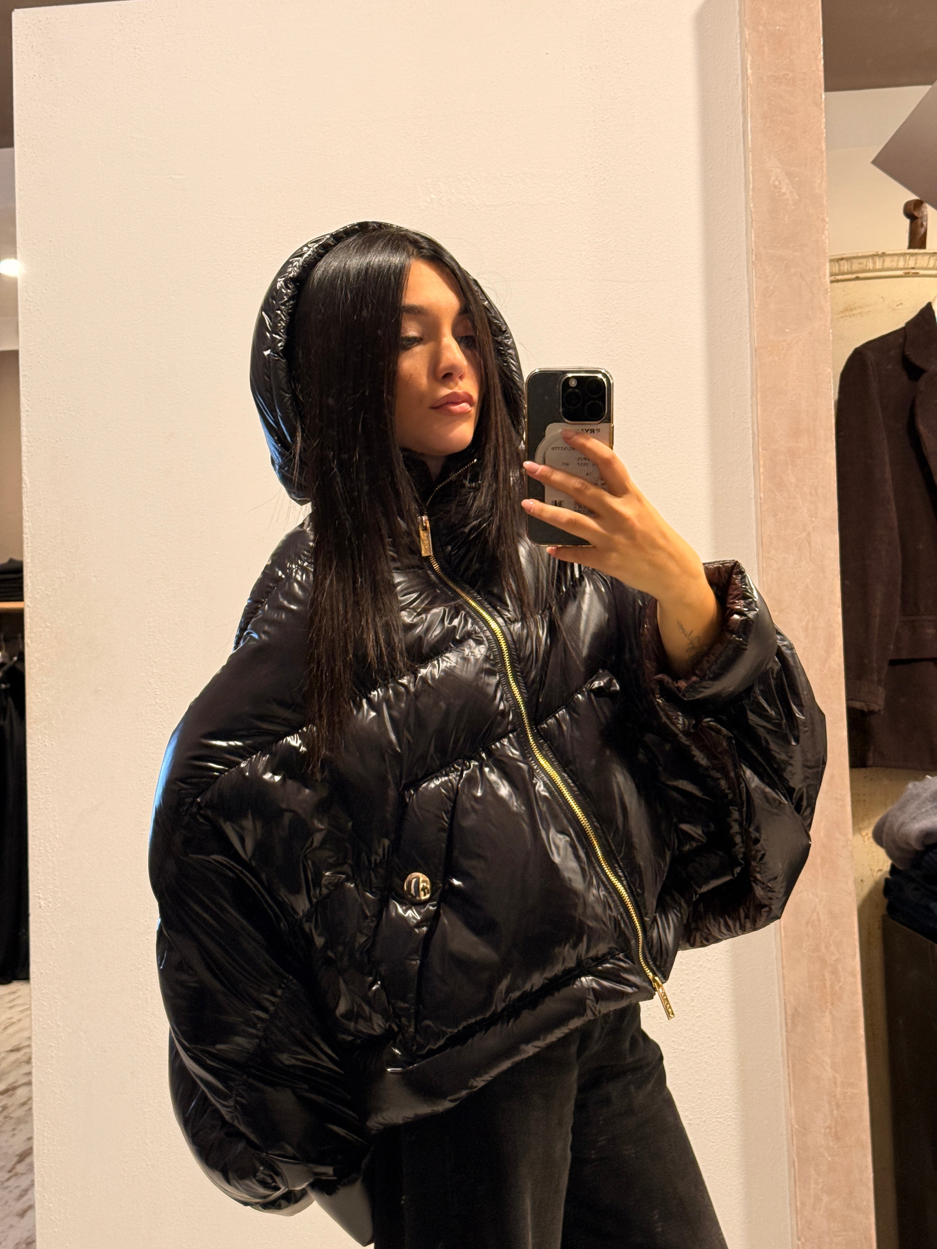 Piumino nero da donna VICOLO con maniche a pipistrello