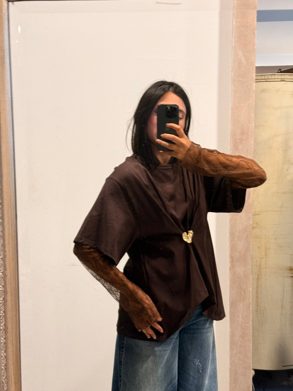 T-shirt moro con manicotti in pizzo e spilla HaveOne
