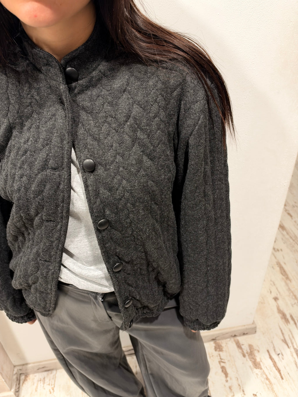 Bomber in lana antracite con bottoni frontali, colletto alto e texture in rilievo