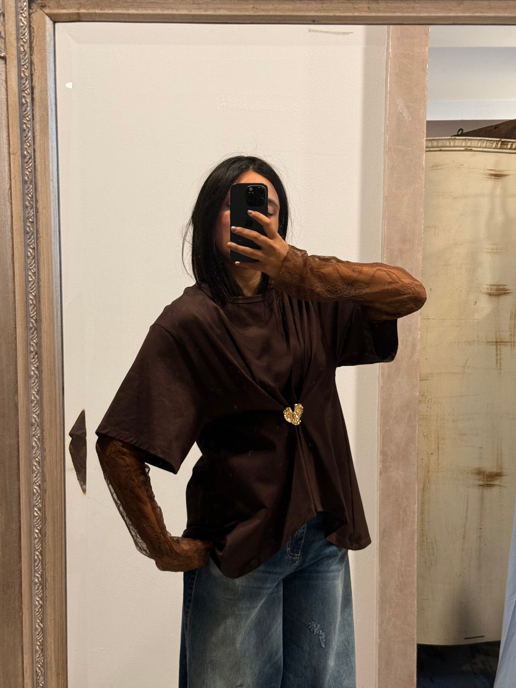 T-shirt moro con manicotti in pizzo e spilla HaveOne
