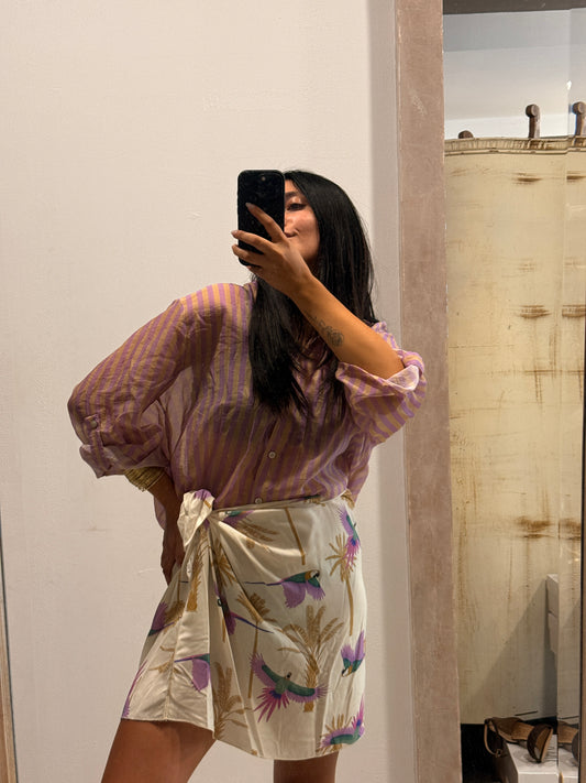 Camicia lilla a righe con maniche a sbuffo e bottoni davanti