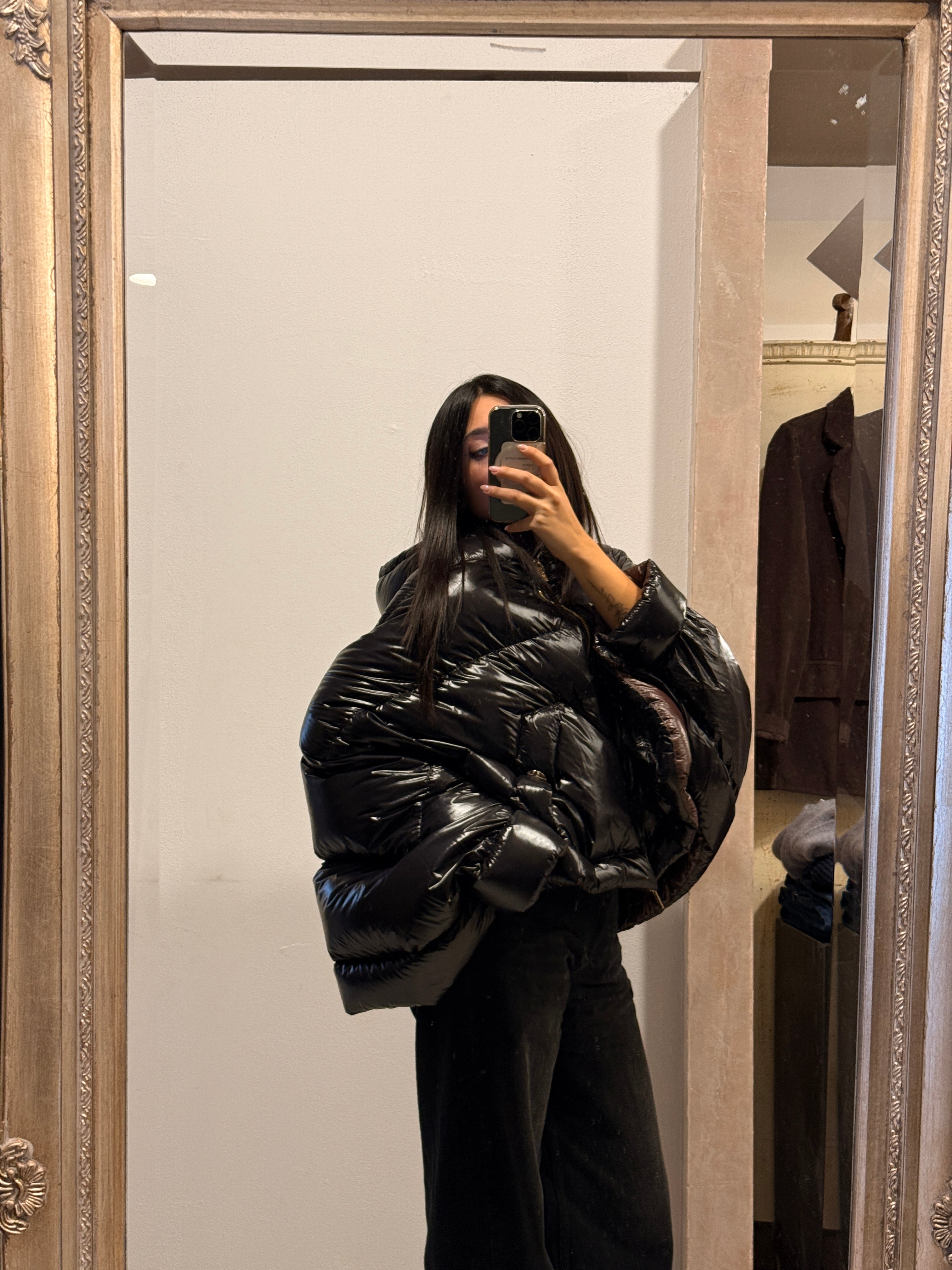 Piumino nero da donna VICOLO con maniche a pipistrello