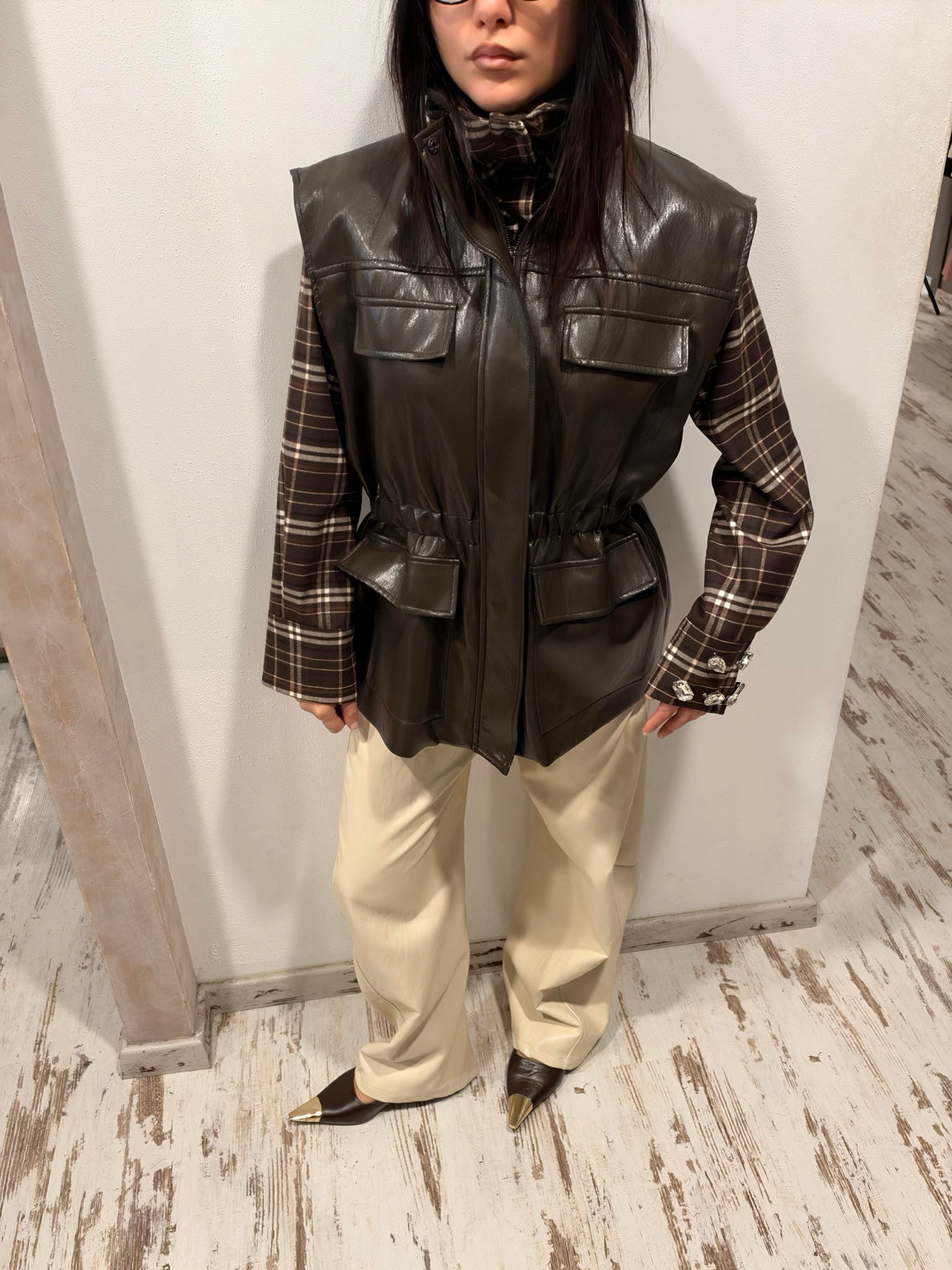 Gilet HaveOne in ecopelle scura con collo alto e quattro tasche frontali con patta