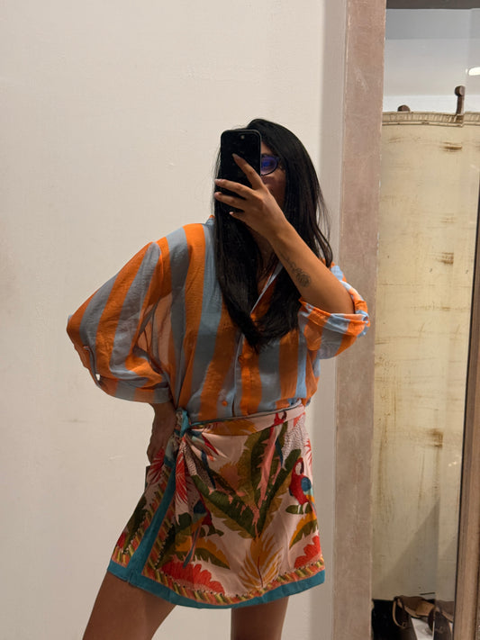 Camicia corta a righe arancio e azzurro con maniche ampie e balza fantasia tropicale