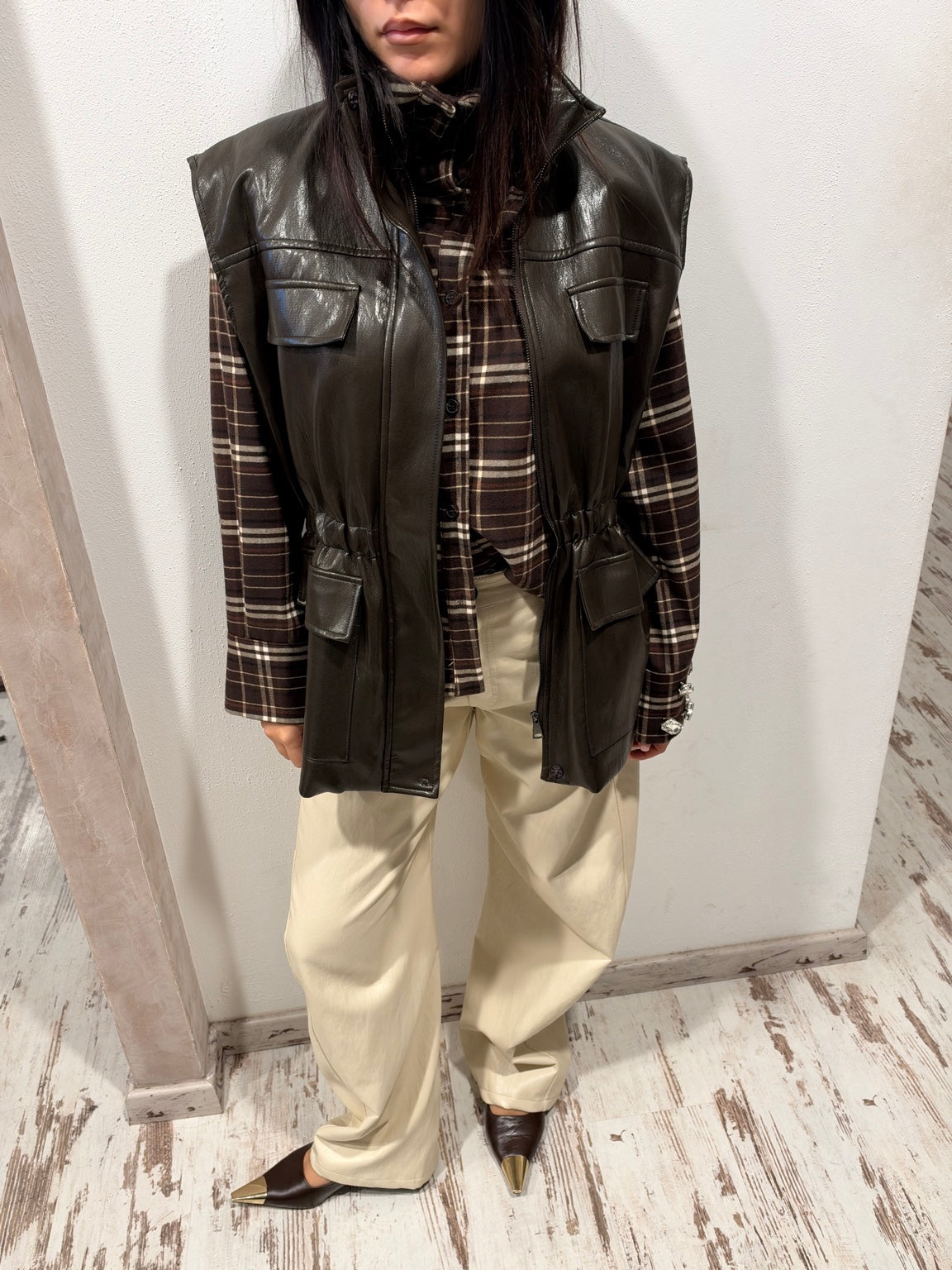 Gilet HaveOne in ecopelle scura, aperto sul davanti, con tasche sul petto e in vita
