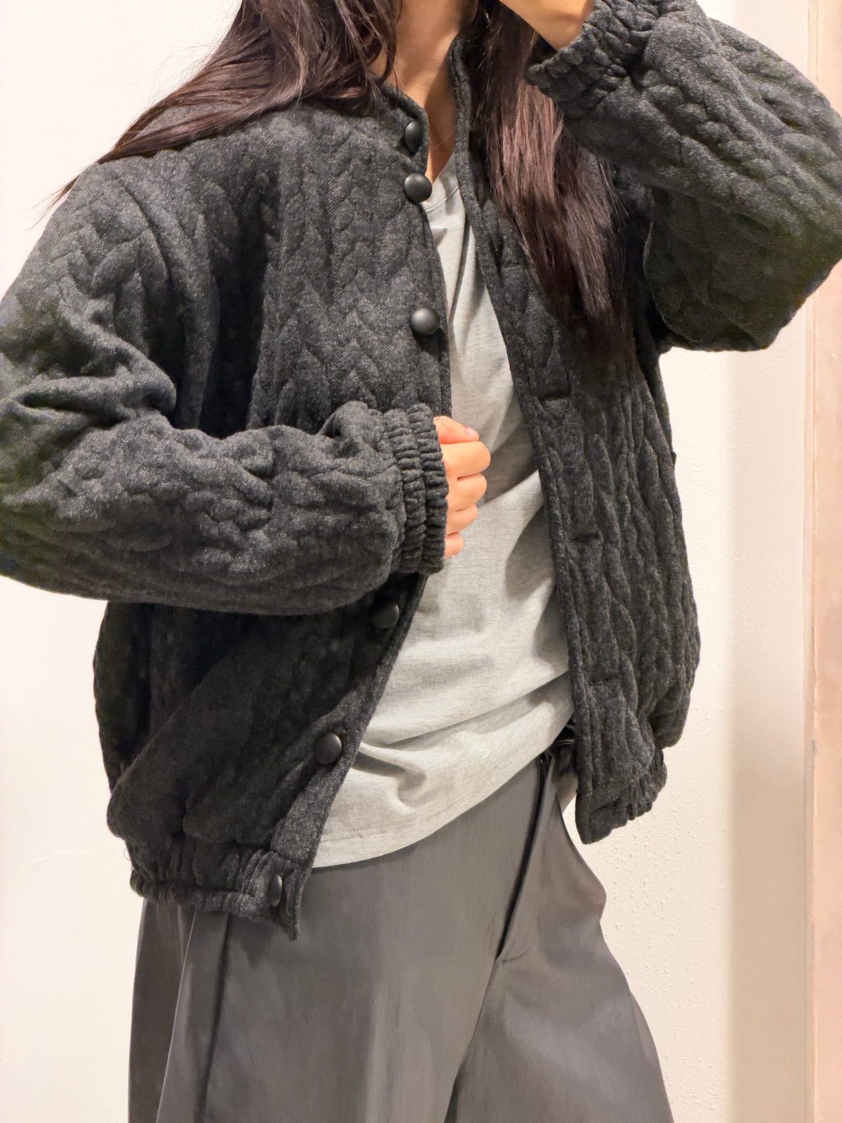 Bomber in lana antracite con bottoni frontali e maniche imbottite, polsini elasticizzati