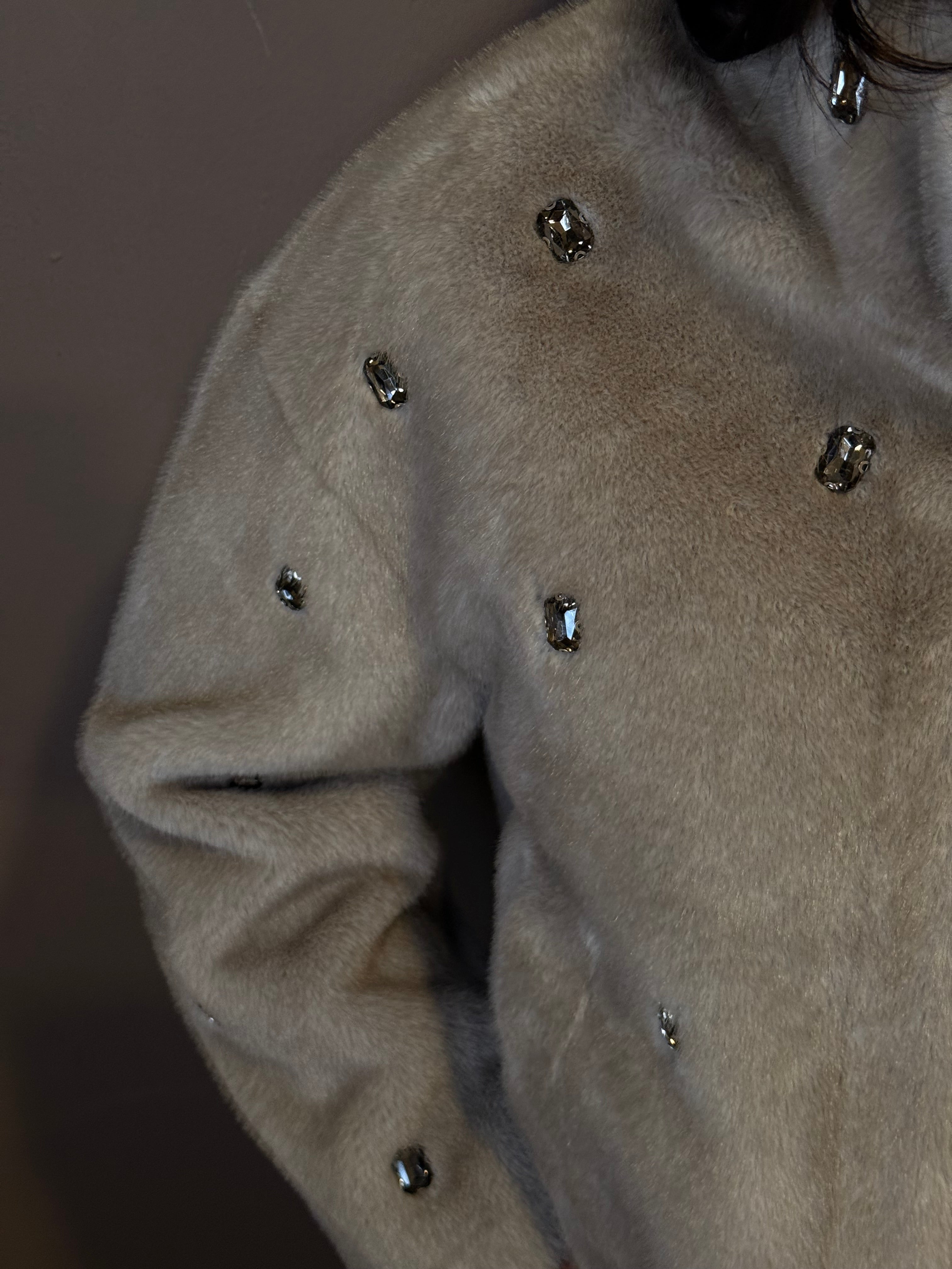 Eco pelliccia VICOLO con cabochon