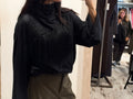 T-shirt nera con frange sul davanti e colletto alto a maniche lunghe