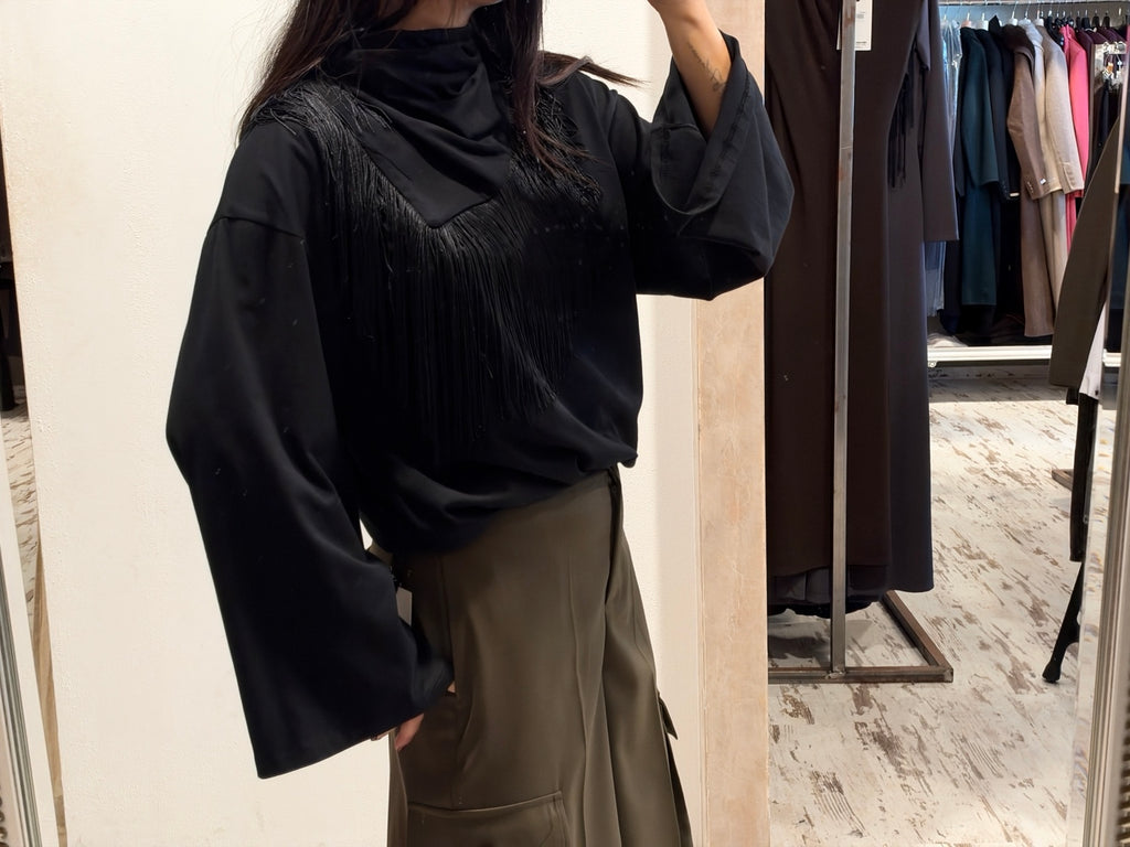 T-shirt nera con frange sul davanti e scollo alto, maniche lunghe