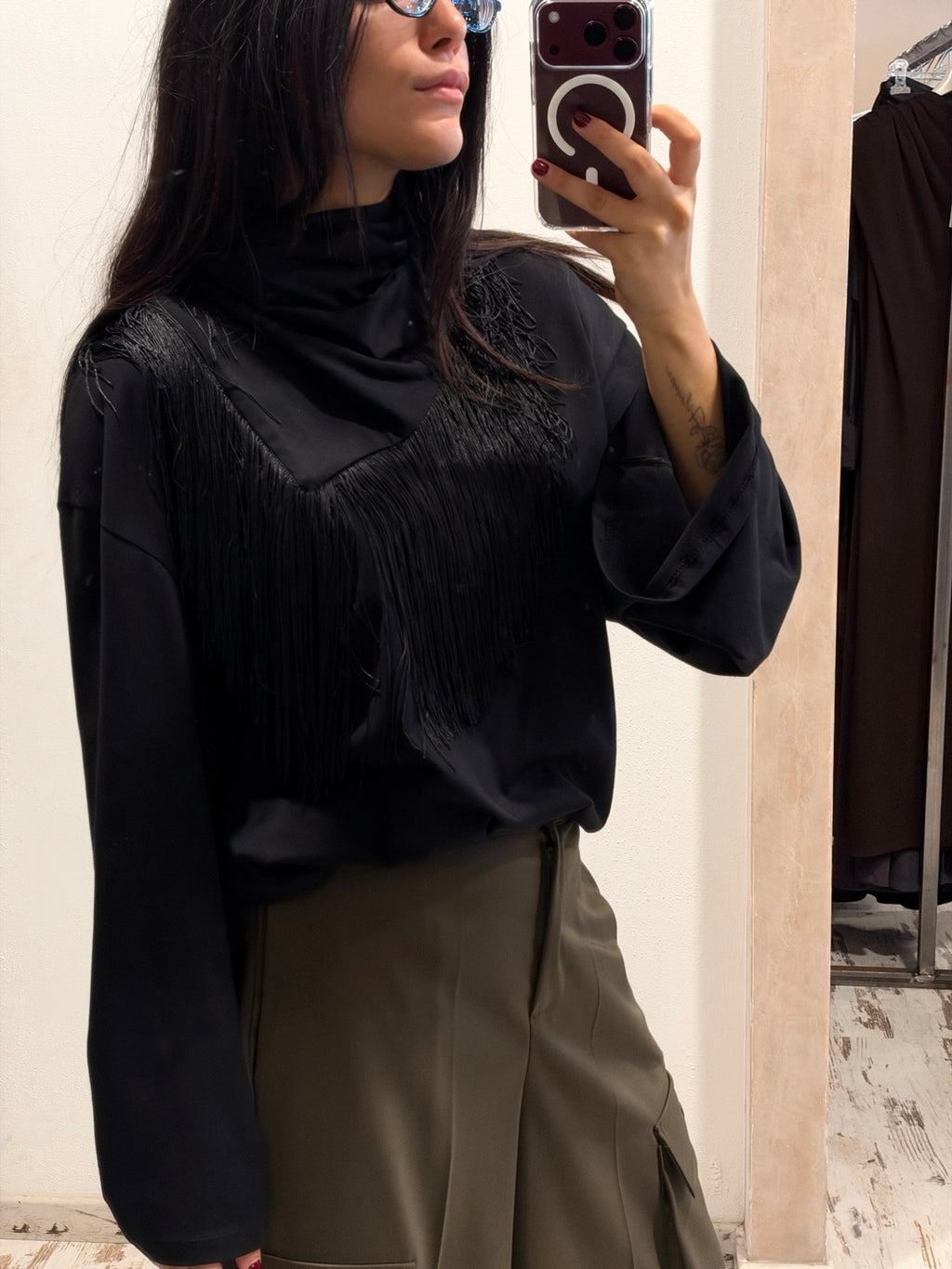 T-shirt nera con frange frontali, scollo alto e maniche lunghe