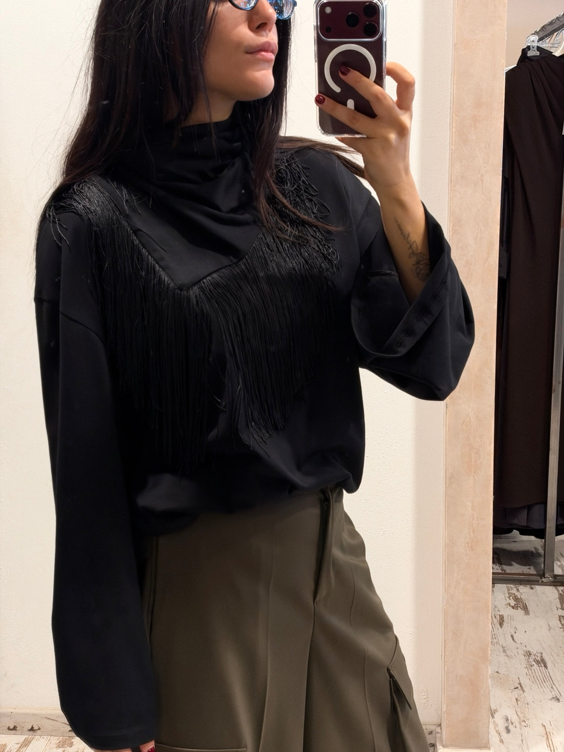 T-shirt nera con frange frontali, scollo alto e maniche lunghe