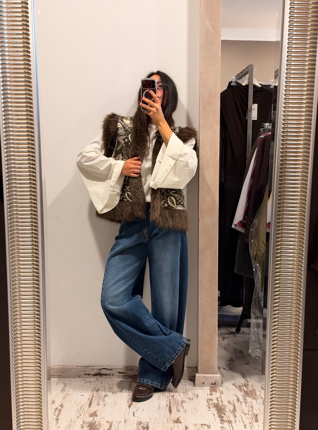Jeans blu scuro a gamba ampia, con tasche e cuciture a vista