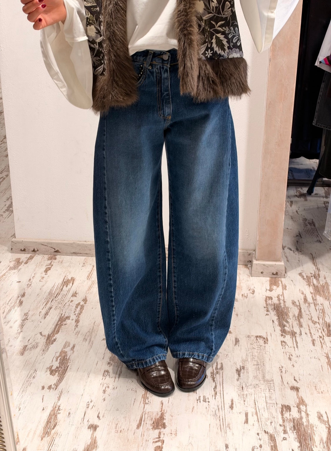 Jeans blu scuro a gamba ampia con bottone frontale e tasche