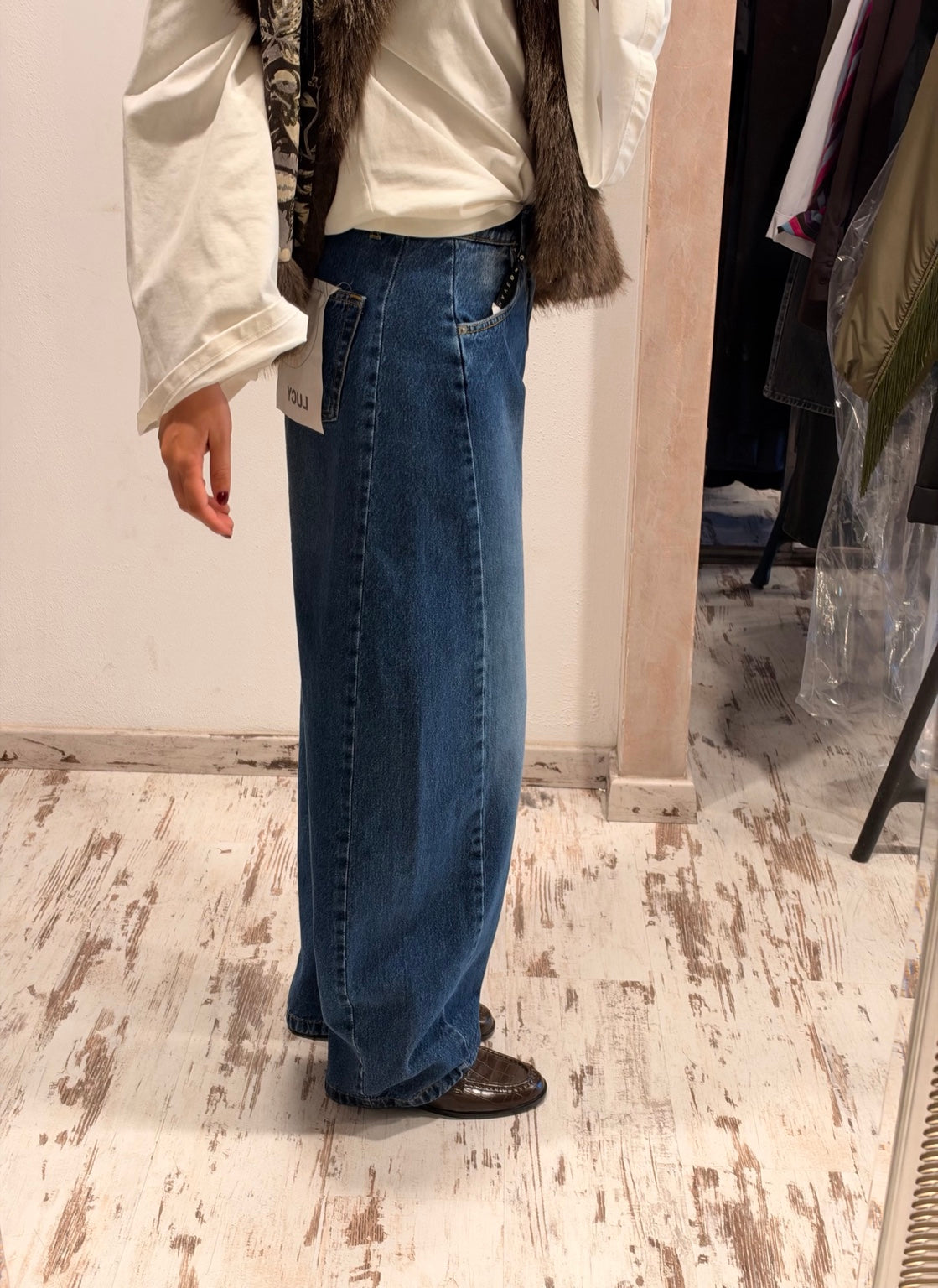 Jeans blu scuro a gamba ampia, taglio dritto, cuciture laterali in vista