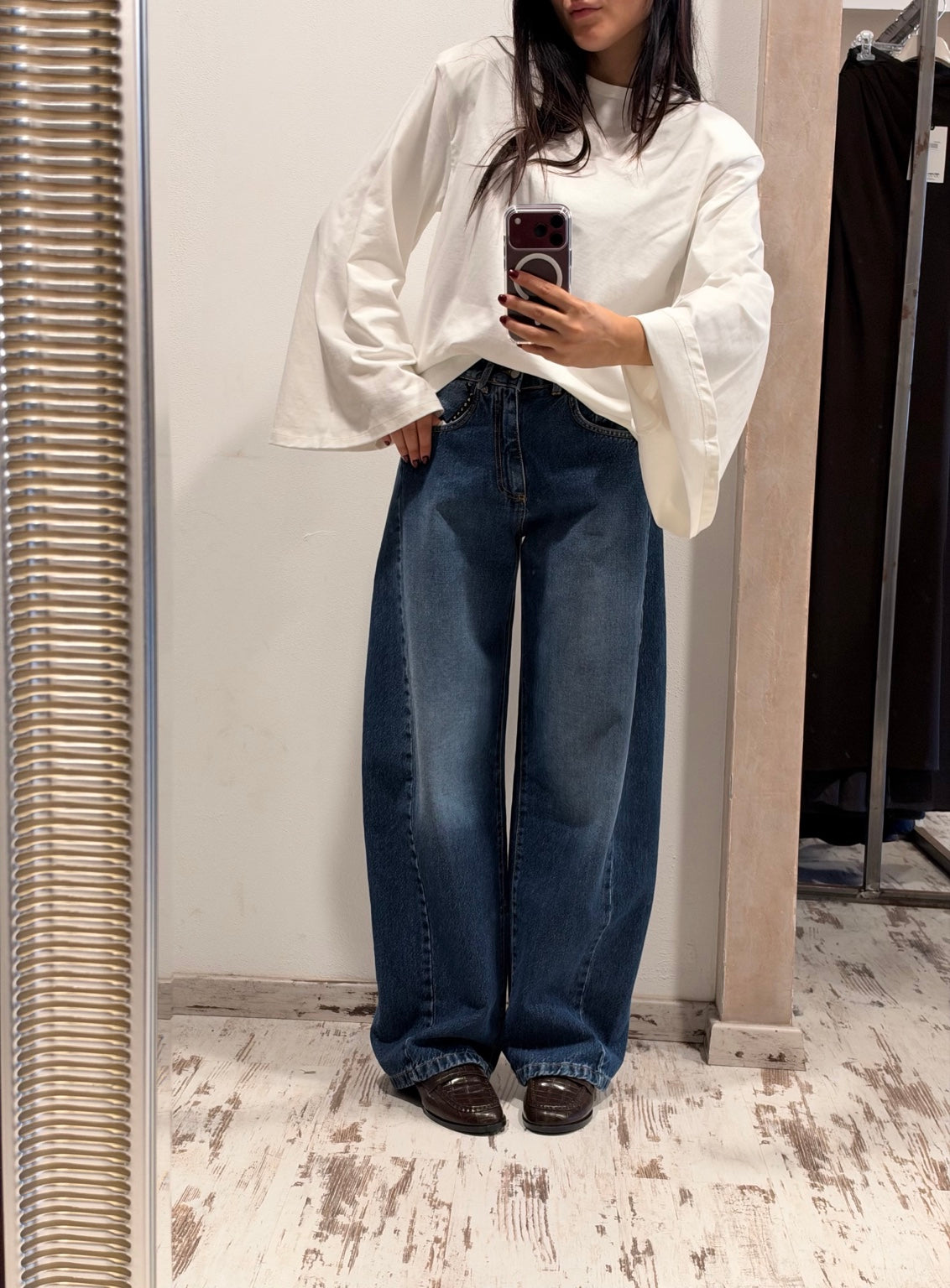 Jeans blu scuro oversize a gamba ampia con passanti e tasche