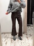 Pantaloni a trombetta marrone in ecopelle effetto cocco, vita alta e gamba svasata