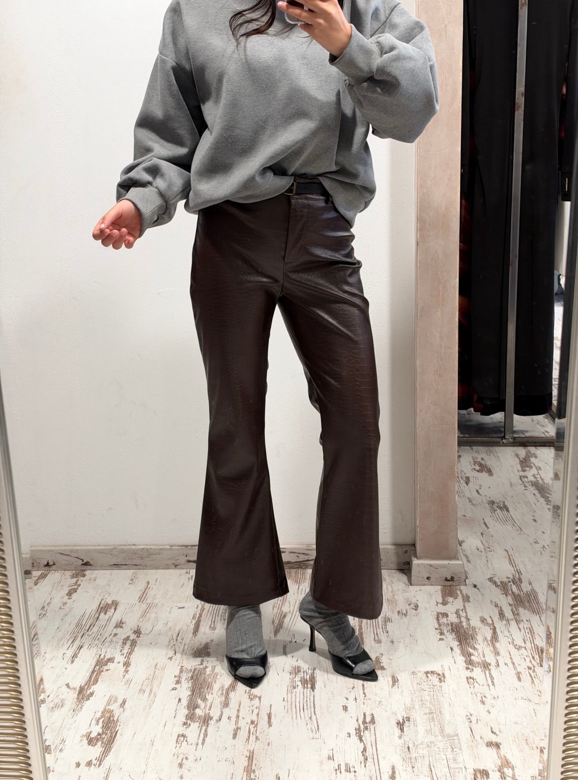 Pantaloni a trombetta marrone in ecopelle effetto cocco, vita alta e gamba svasata