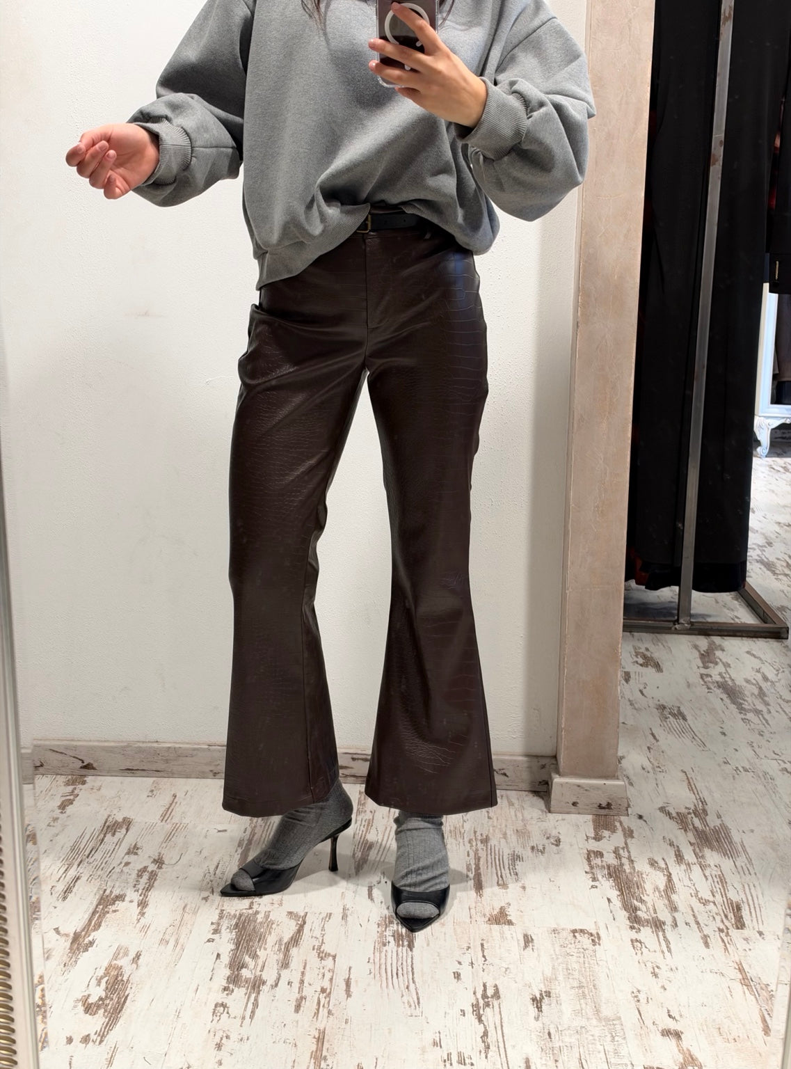 Pantaloni a trombetta marrone in ecopelle, vista frontale con gamba svasata