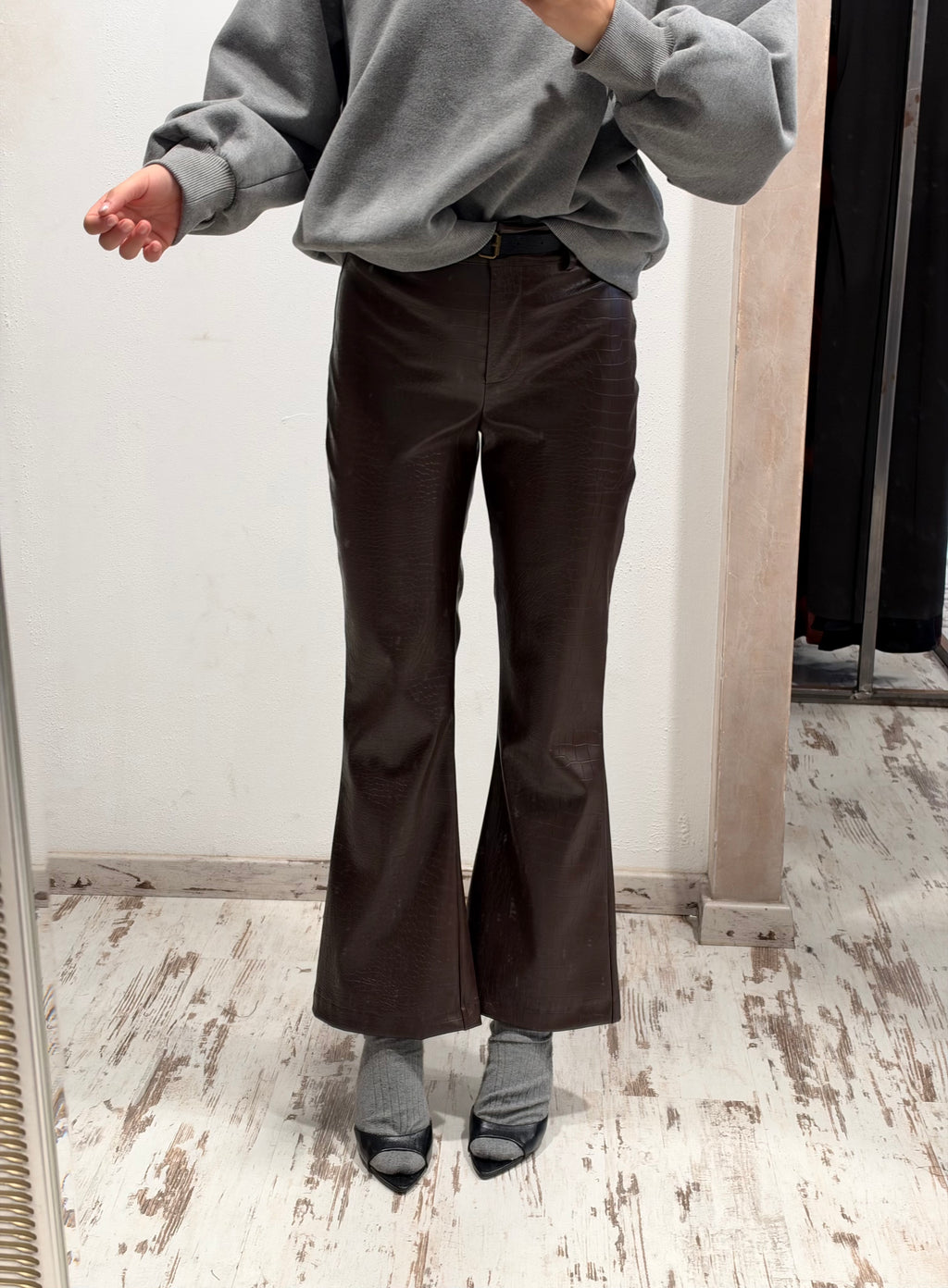 Pantaloni marroni effetto cocco a vita alta, con taglio svasato sul fondo