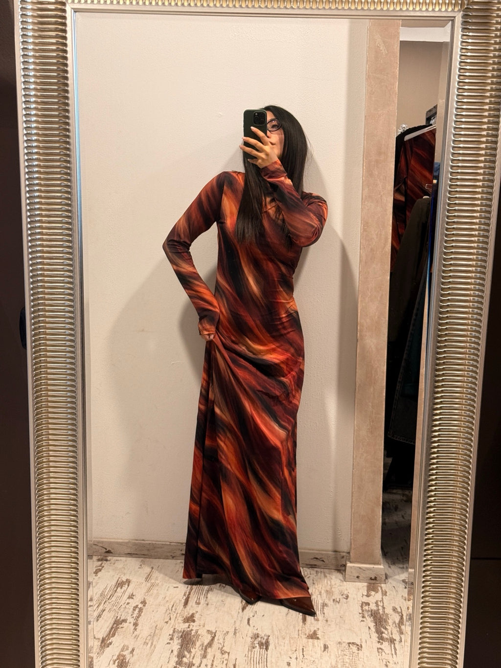 Abito lungo fantasia arancio e nero con maniche lunghe, scollo avvolgente