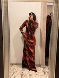 Abito lungo fantasia arancio e nero con maniche lunghe, scollo avvolgente
