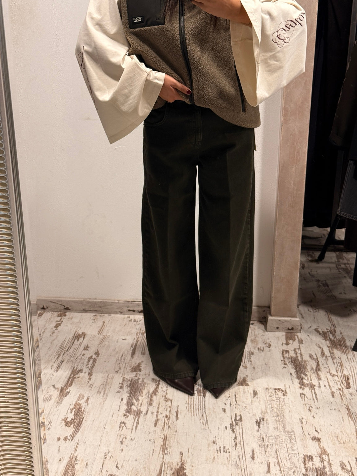 Jeans verde militare a gamba larga, passanti cintura e orlo ampio