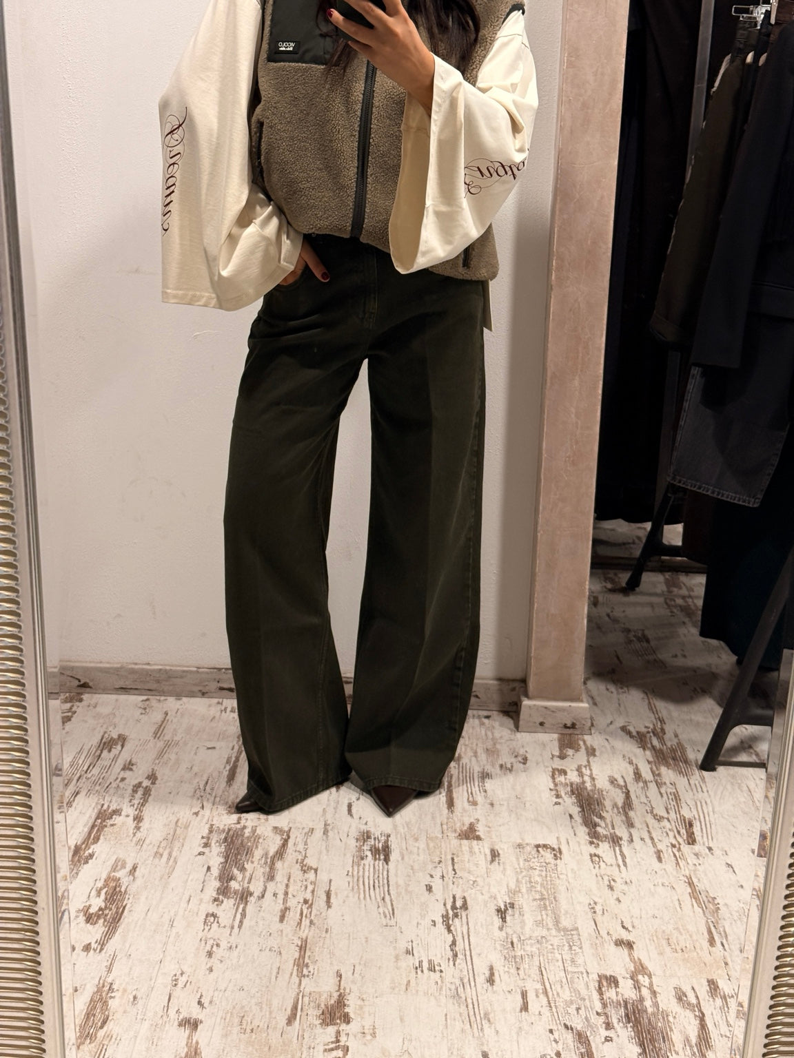 Jeans verde militare a gamba larga, chiusura frontale e due tasche laterali