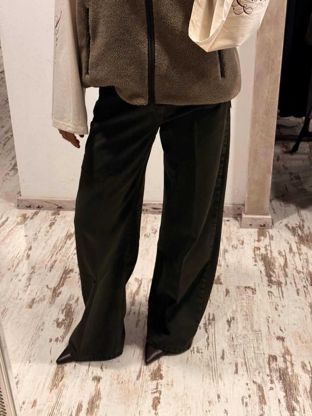 Jeans verde militare a gamba larga, pieghe e tessuto denim