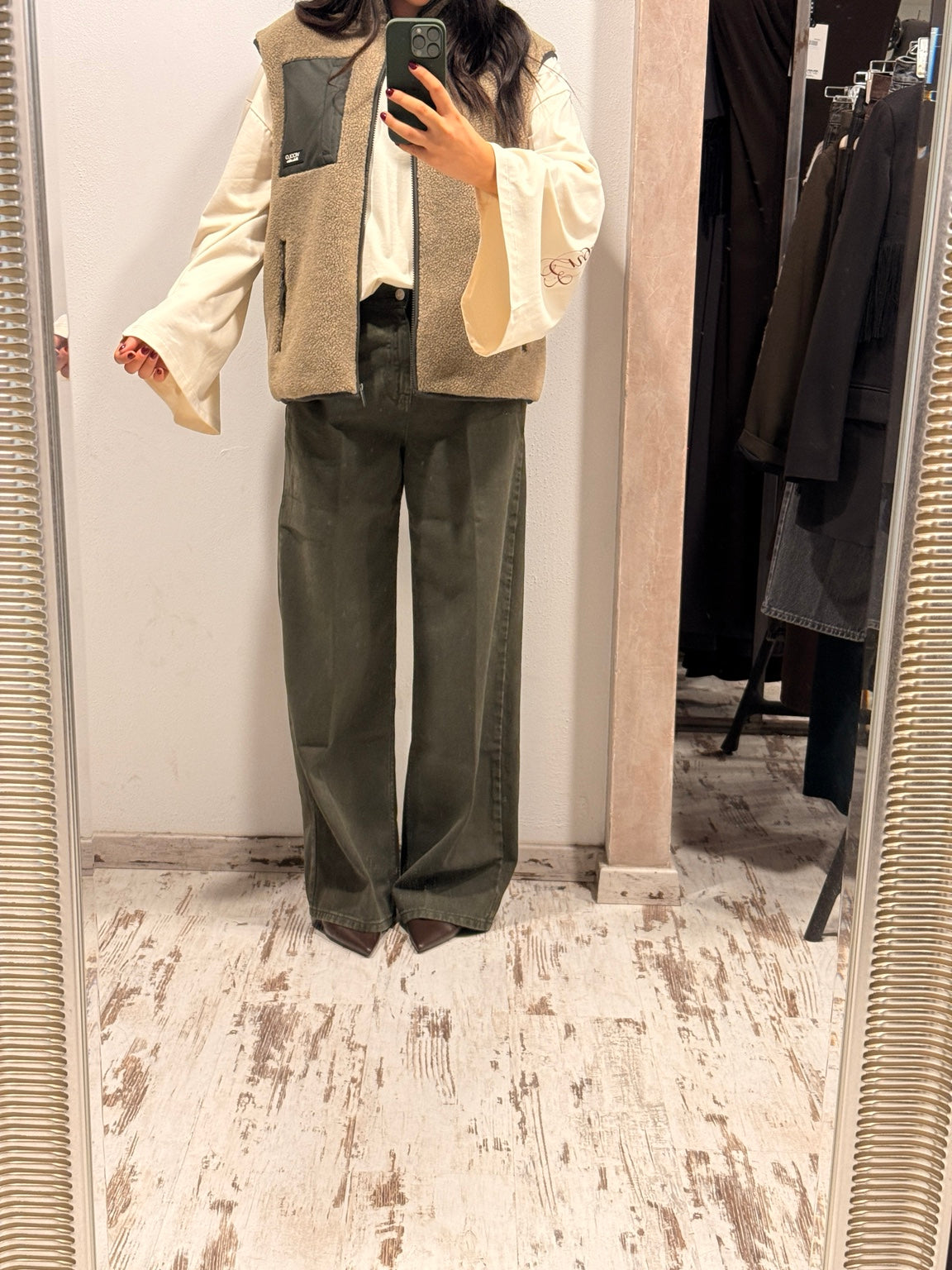 Jeans verde militare a vita alta e gamba larga, vestibilità ampia