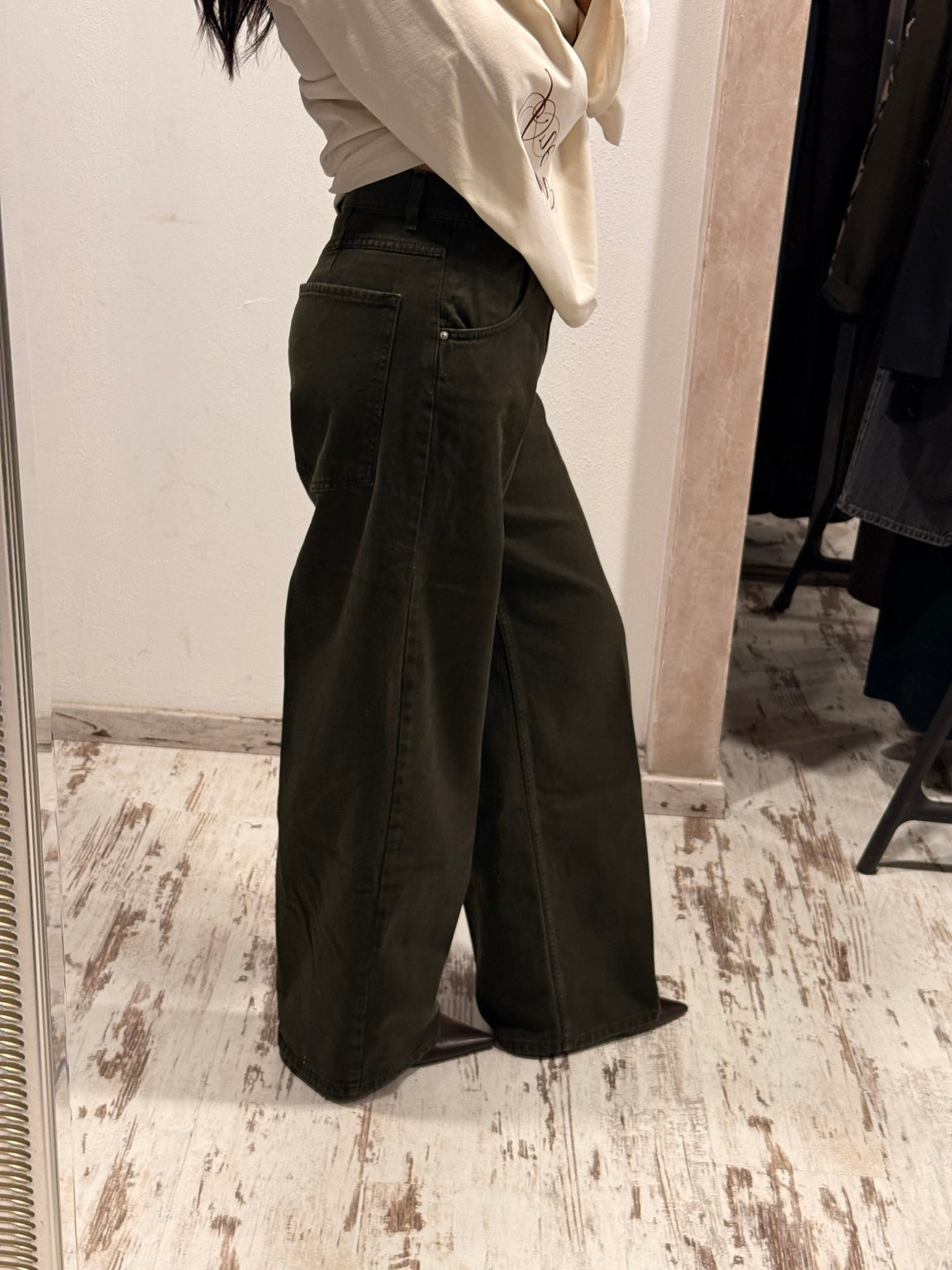 Jeans verde militare a gamba larga, tasche posteriori e passanti cintura
