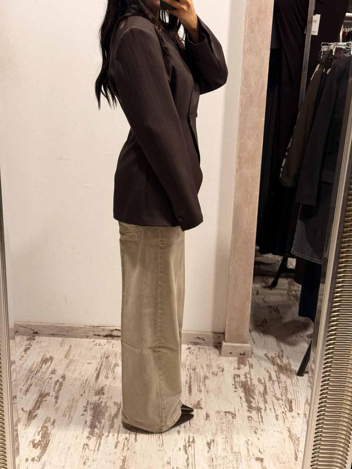 Blazer scuro con taglio lungo, bottoni e revers, maniche a fondo polso.