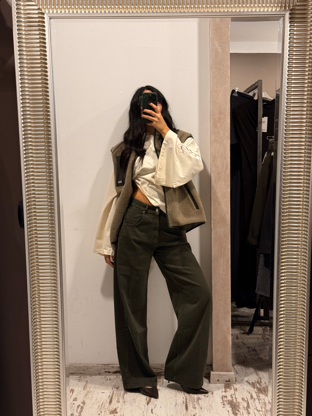 Jeans verde militare a vita alta e gamba larga, indossati con camicia