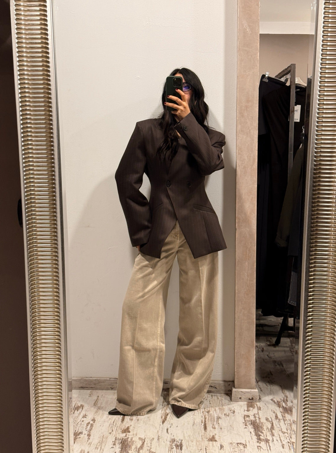 Blazer da donna scuro con revers a lancia e doppi bottoni, tasche a filetto.