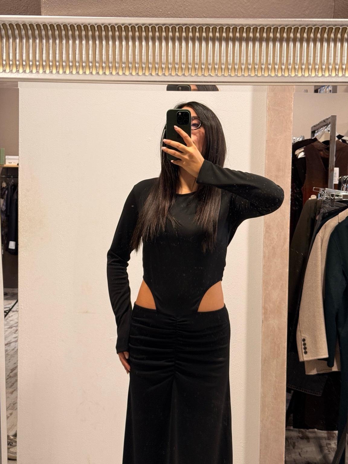 Abito lungo nero, dettaglio del top e dei cut-out